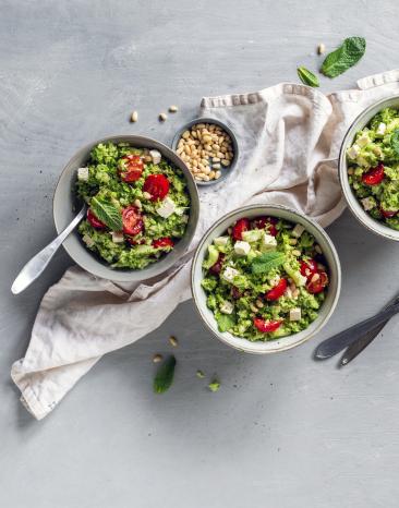 Bunter Rohkostsalat mit Gurke Sellerie und Minze in drei Schüsseln