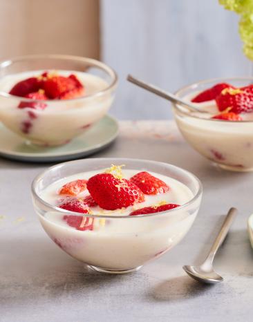 Kaltschale mit Erdbeeren dekoriert.