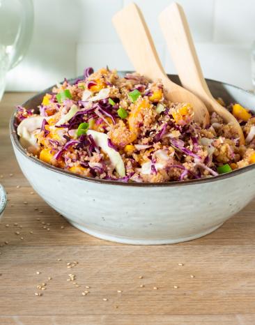 Couscoussalat mit buntem Gemüse in einer großen Schüssel.