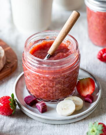 Süß fruchtige Erdbeer-Rhabarber Marmelade mit Banane auf Brot.