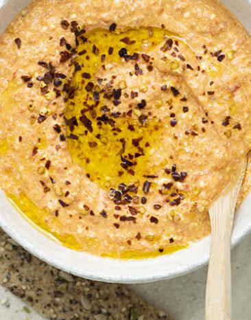 Cremiger Paprika-Feta-Dip in einem Schälchen.