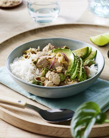 Poké Bowl mit Pute und Avocado in einer Schüssel.