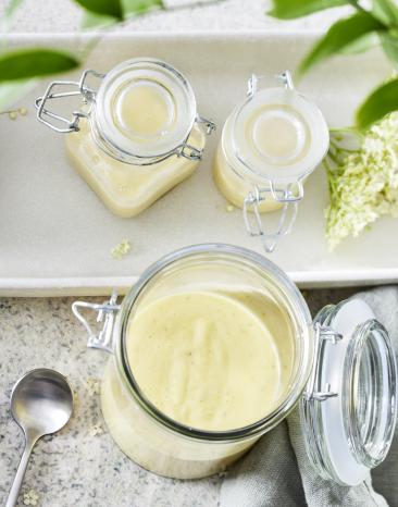 Holunderblüten-Curd in Gläsern abgefüllt.
