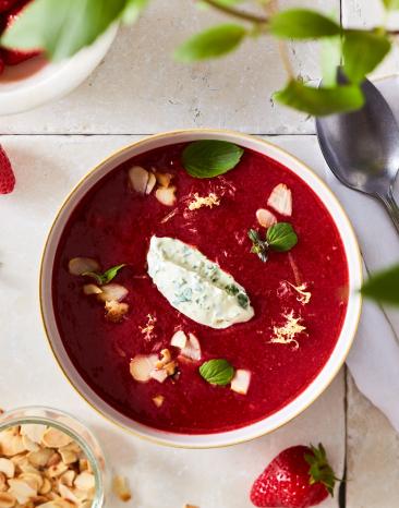 Erdbeersuppe getoppt mit Crème fraîche und Basilikum.