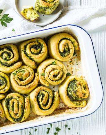 Kräuterschnecken in einer Auflaufform.