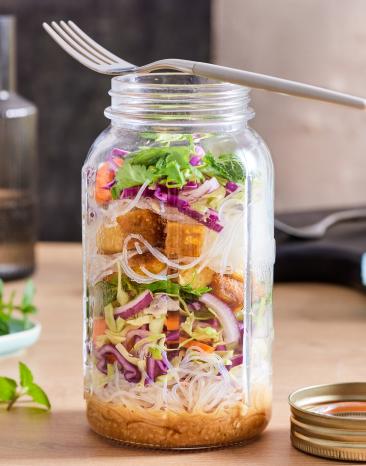 Schneller Reisnudelsalat im Glas mit Gemüse, Tofu und Dressing.