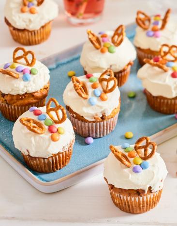 Schmetterling Muffins mit Brezeln und Perlen dekoriert.