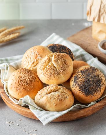 Schnelle Brötchen mit Sesam, Mohn und Haferflocken.