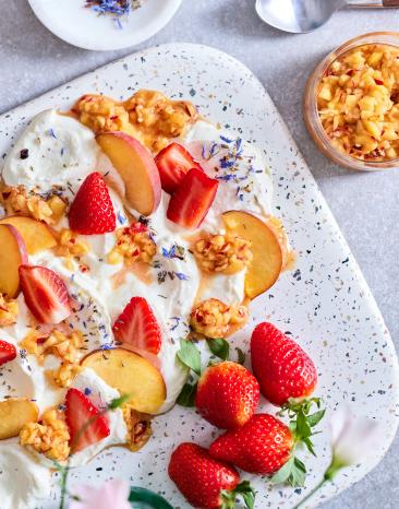 Brett mit Ricotta, Pfirsich und Erdbeeren.