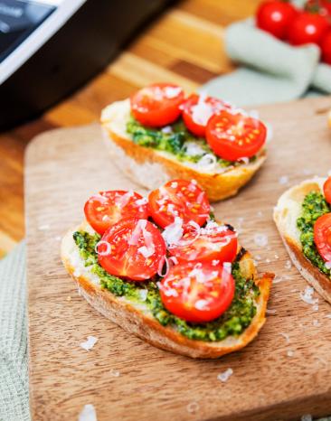 Bruschetta mit selbstgemachtem grünen Pesto