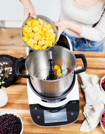 Mango für selbstgemachtes Softeis wird in den Cookit gegeben