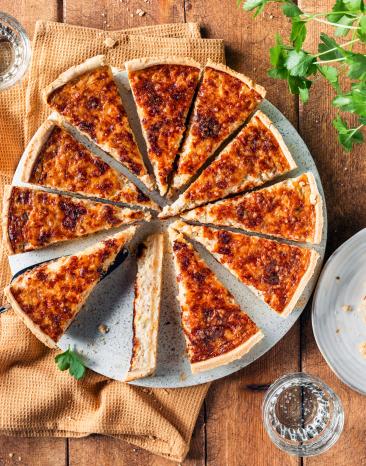 Basler Zwiebelwähe in Stücke geschnitten.