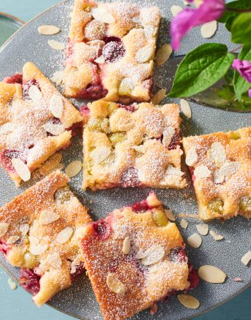 Blechkuchen mit Stachelbeeren in Stücke geschnitten.