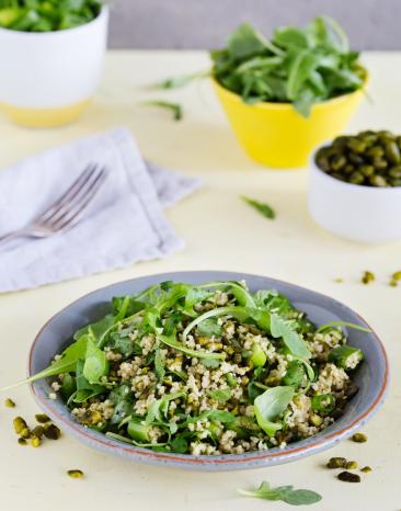 Couscous-Salat mit Rucola und Pistazien auf einem Teller
