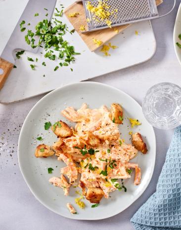 Karottensalat getoppt mit gebratenem Hähnchen.