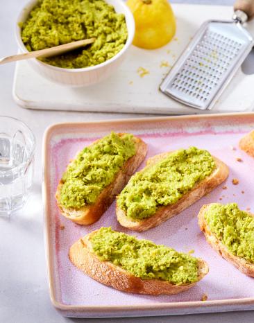 Erbsen Toast auf einem Backblech.