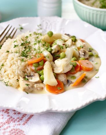 Einfaches Hühnerfrikassee mit Spargel mit Reis