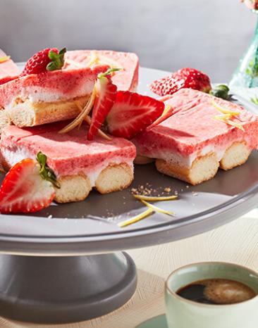 Semifreddo mit Erdbeeren in Stücke geschnitten.