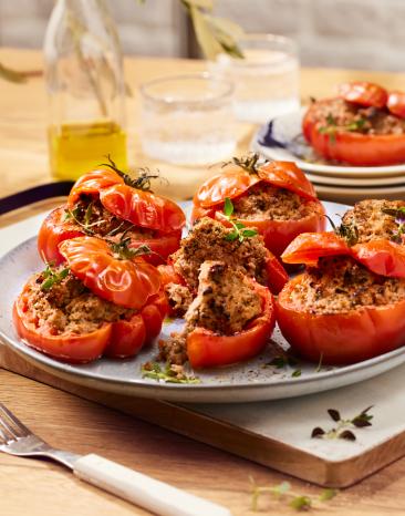 Gefüllte Tomaten (Jemista) auf einem Teller.