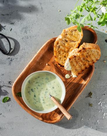 Grillsauce mit Kräutern in einem Schälchen.