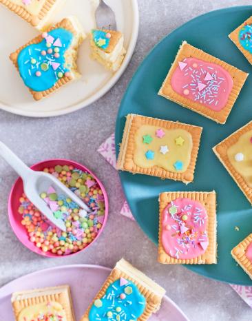 Butterkekskuchen bunt verziert in Stücke geschnitten.