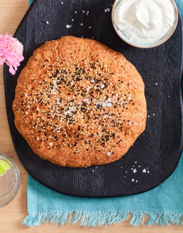 Low-Carb Fladenbrot auf einer Schieferplatte.