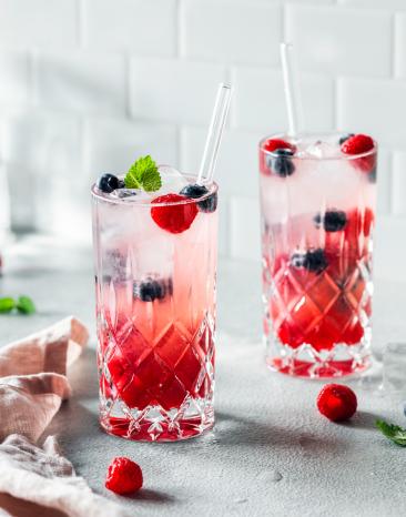 wild berry lemonade in Gläsern mit Beeren dekoriert.