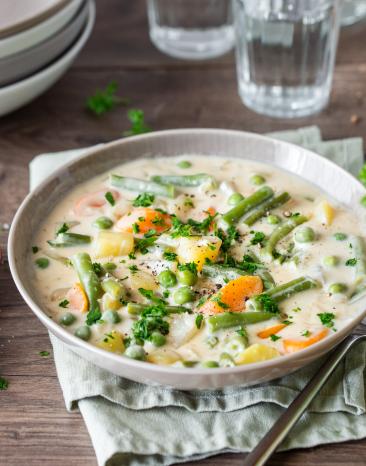 Schnüsch in einer Schüssel auf einem gedeckten Tisch.