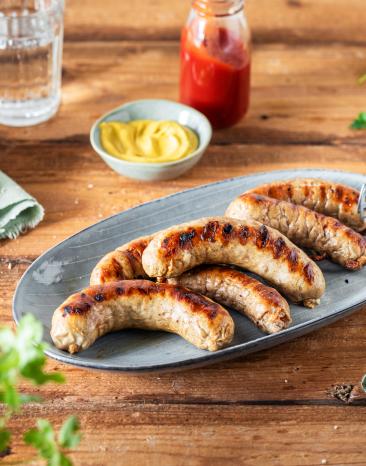 Gegrillte Bratwürste auf einem Teller.