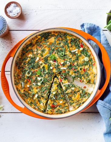 Spinat-Frittata mit Feta in einer Gusseisenform.
