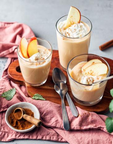 Thurgauer Süssmost Creme in Dessertgläsern mit Obst dekoriert.