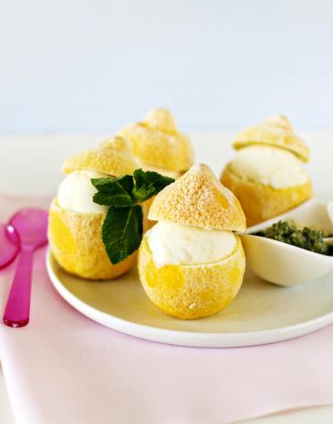 Zitronensorbet in ausgehöhlten Zitronen.