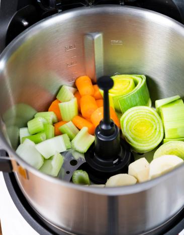 Zutaten für Linsensuppe grob zerkleinert im Cookit.