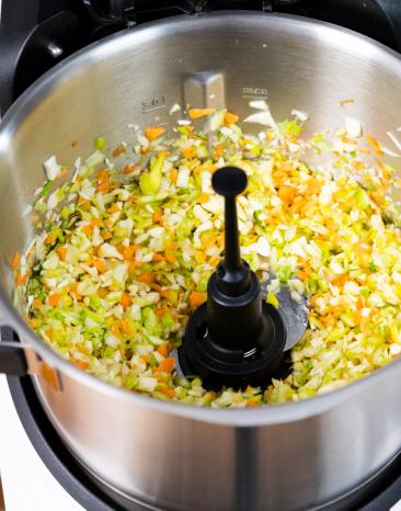 Zutaten für Linsensuppe fein zerkleinert im Cookit.