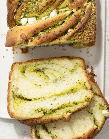 Saftiges Babka mit Rucola-Pesto und Feta.