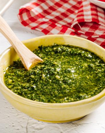 Einfaches Spinat-Basilikum-Pesto in kleinem Schälchen.