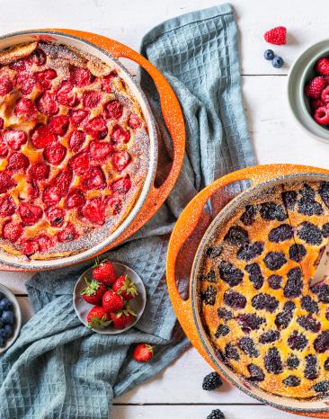 Clafoutis Rezept mit Erdbeeren oder Heidelbeeren.