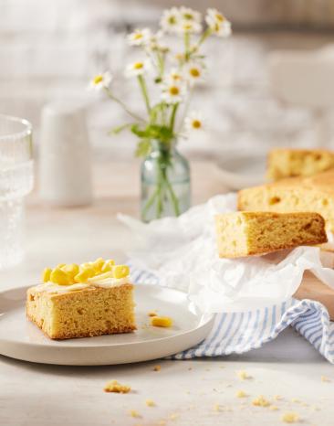 Cornbread in Stücke geschnitten.