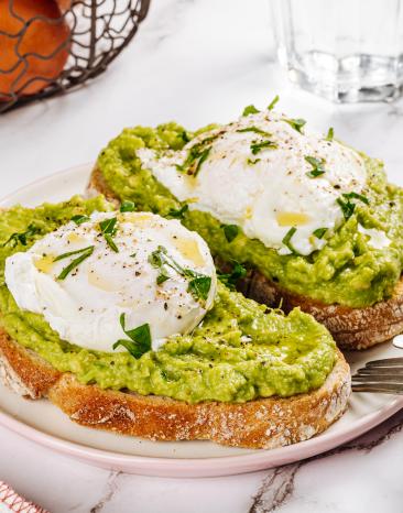 Einfach pochierte Eier auf Brot mit Avodaco.