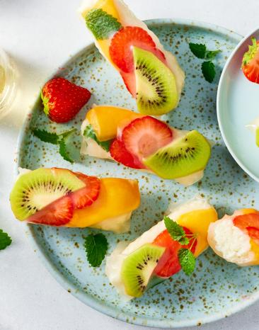 Sommerrollen mit Obst und Milchreis gefüllt.