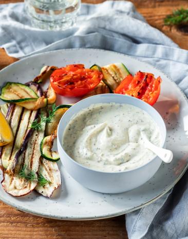 Honig-Senf-Dip mit Grillgemüse auf einem Teller.