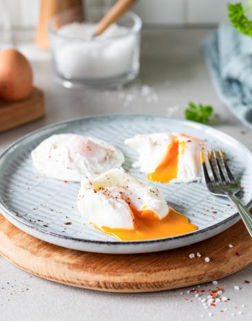 Wachsweiche pochierte Eier auf einem Teller