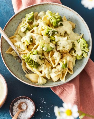 Romanesco Sauce mit Nudeln in einer Schüssel mit Besteck.