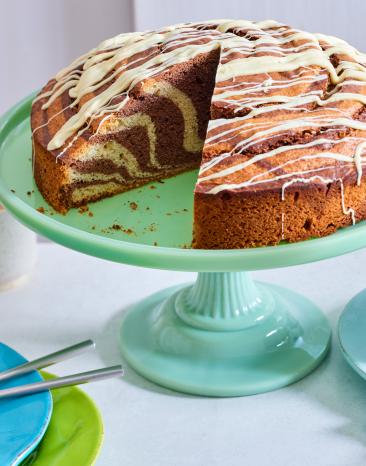 Zebrakuchen auf eiem Tortenständer, angeschnitten.