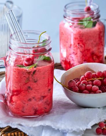 Beerendrinkmit Ingwer in zwei Gläsern.