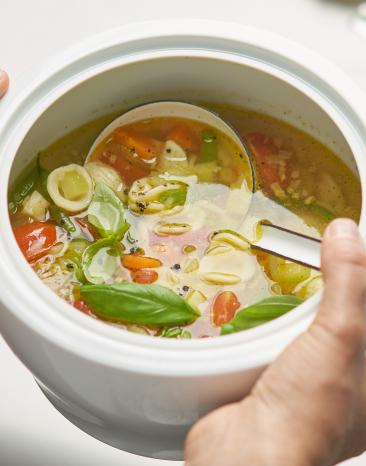 Minestrone mit Petersilie garniert in einer Schale serviert.