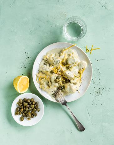 Tortellini in cremiger Sauce mit Kapern und Zitronenzesten.