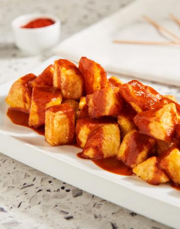 Patatas Bravas mit roter Sauce.