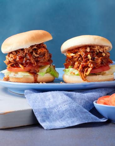 Zwei herzhafte Pulled-Pilz-Burger auf einem Teller.