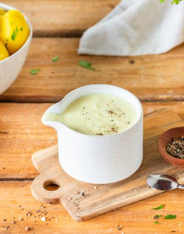 Senfsauce in einer Saucière.